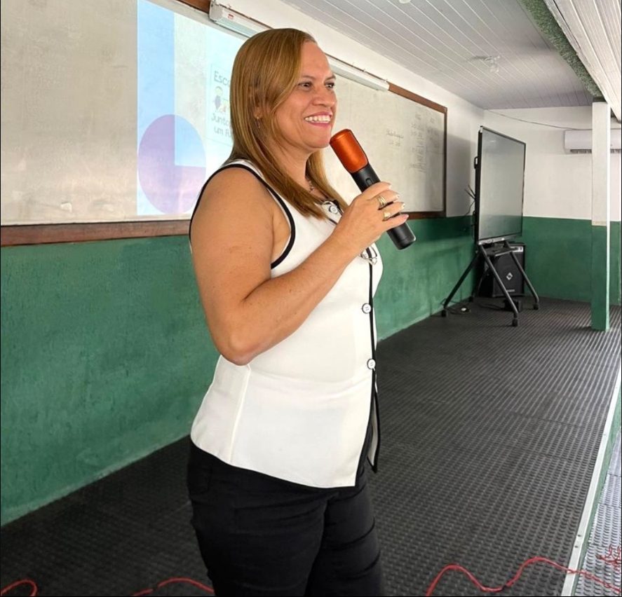 Katia Cristina Marreiros de Almeida em palestra